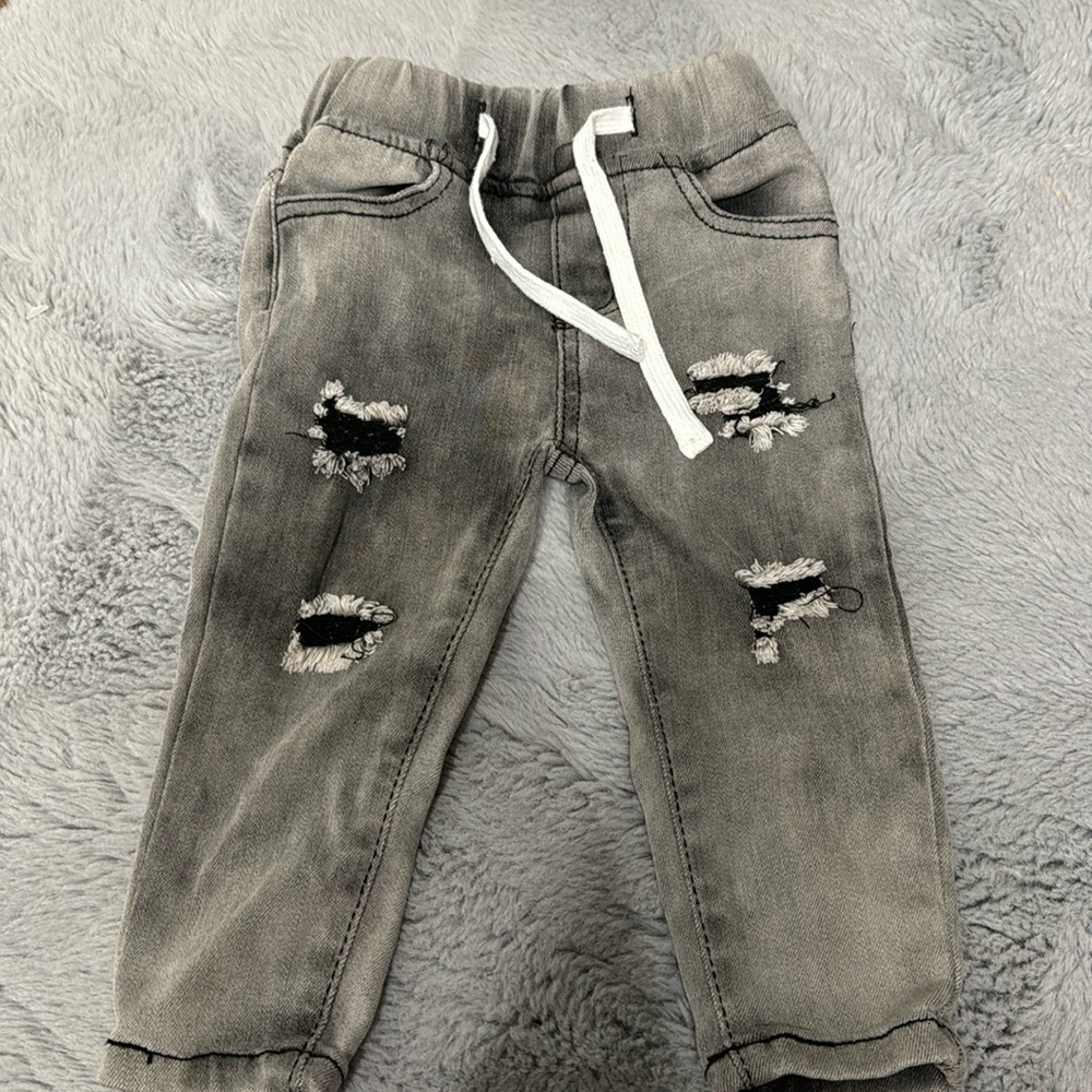 OLIVE & SCOUT GRAY DISTRESSED JEANS